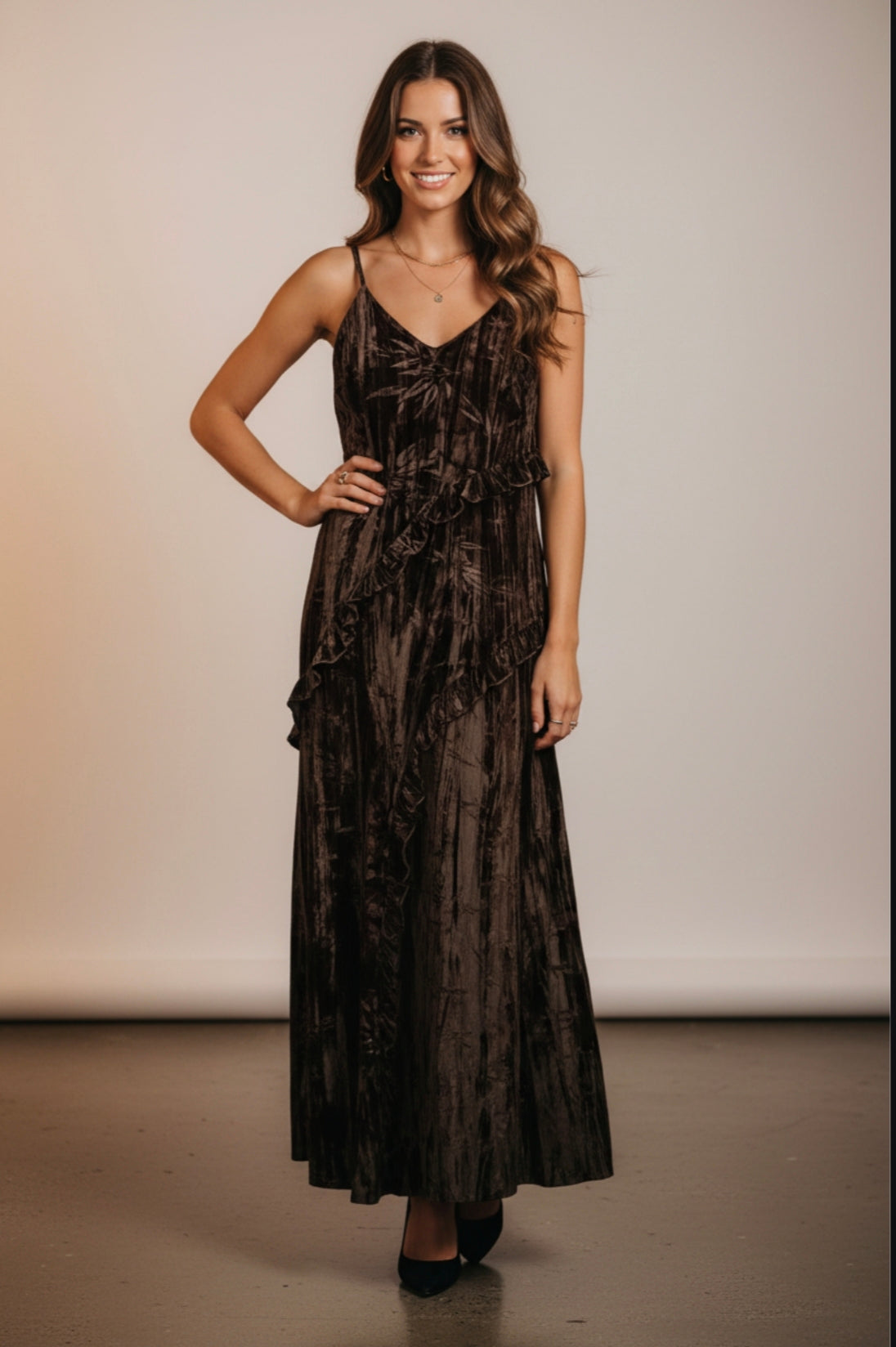 Βελούδινο Maxi Φόρεμα με Βολάν και Λεπτές Τιράντες – Σοκολατί