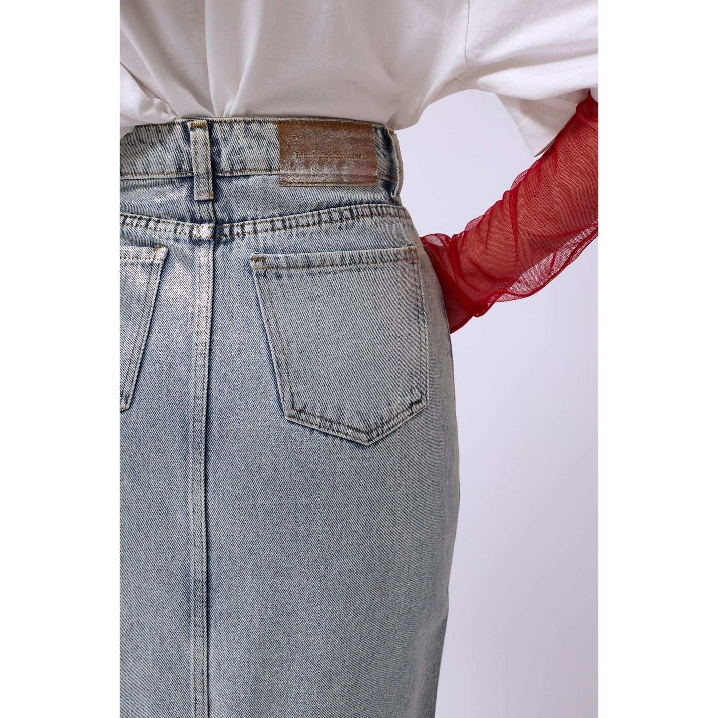 Μακριά Τζιν Φούστα με Σκίσιμο και Μεταλλική Λάμψη – Γκρι