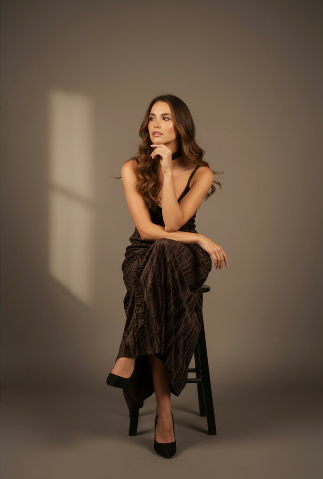 Βελούδινο Maxi Φόρεμα με Βολάν και Λεπτές Τιράντες – Σοκολατί