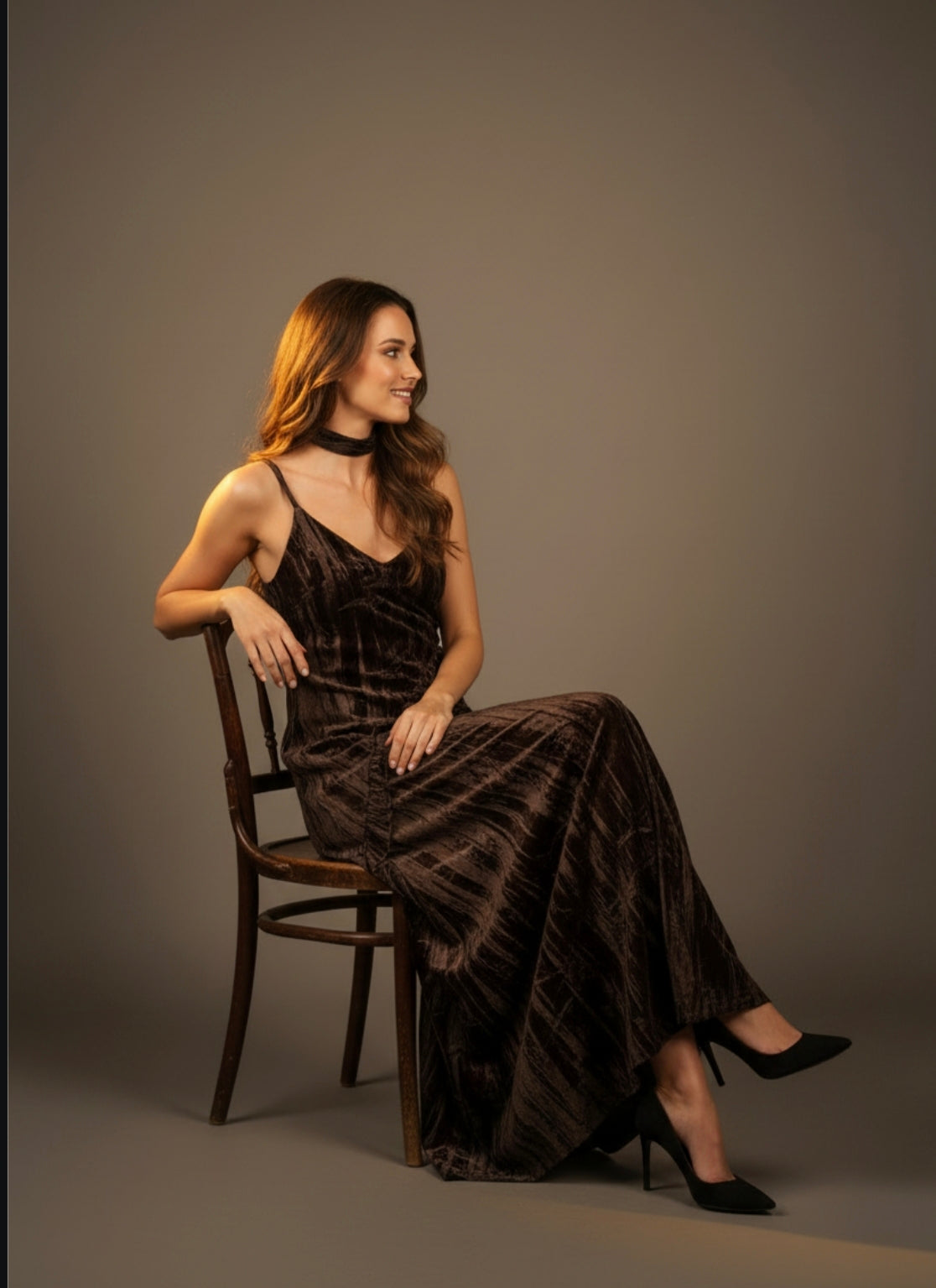 Βελούδινο Maxi Φόρεμα με Βολάν και Λεπτές Τιράντες – Σοκολατί